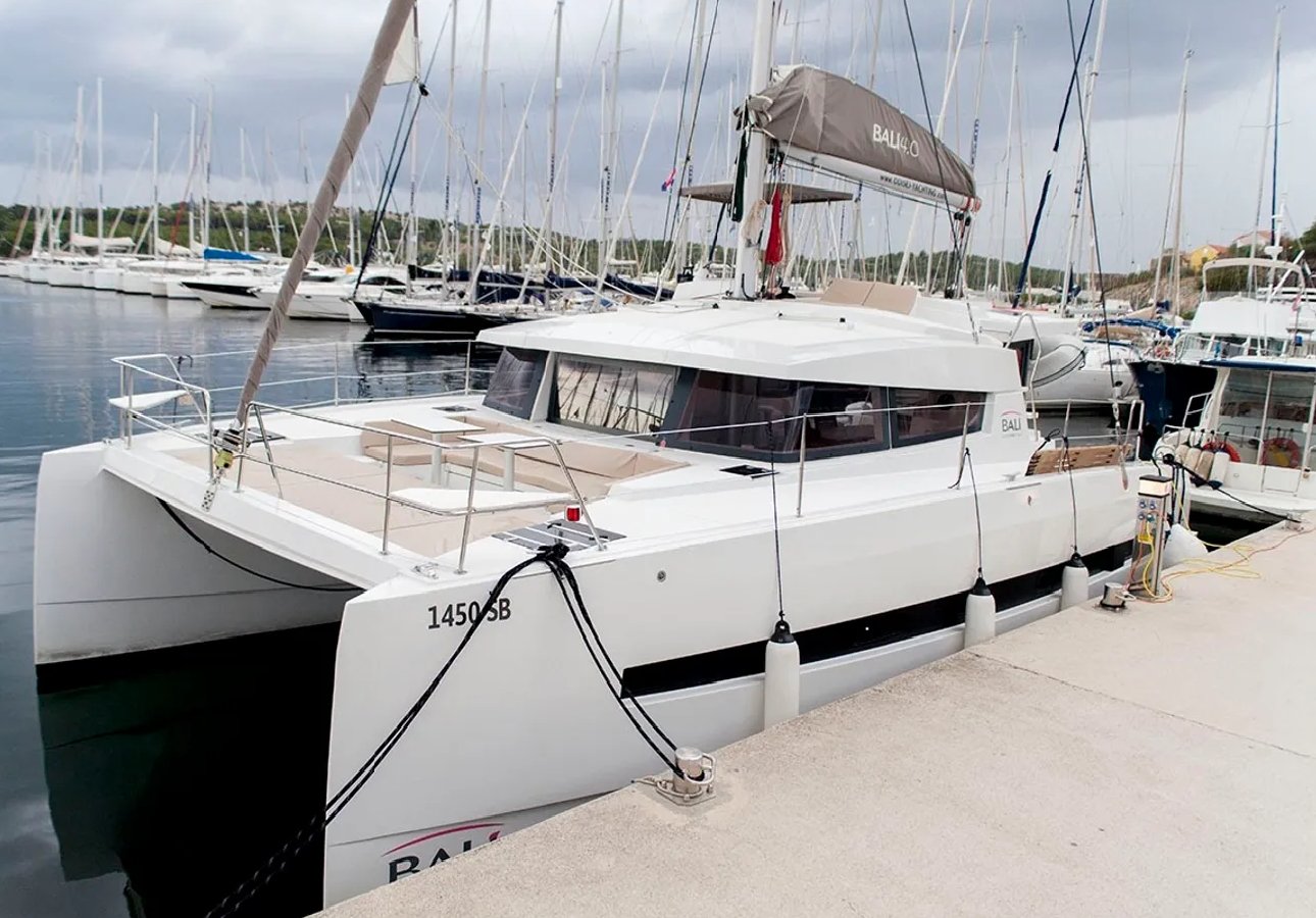 Lagoon 380 - 4 cab., 2005; New Dream